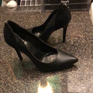 Guess pumps